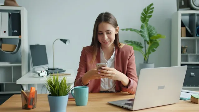 スマートフォンを確認する女性
